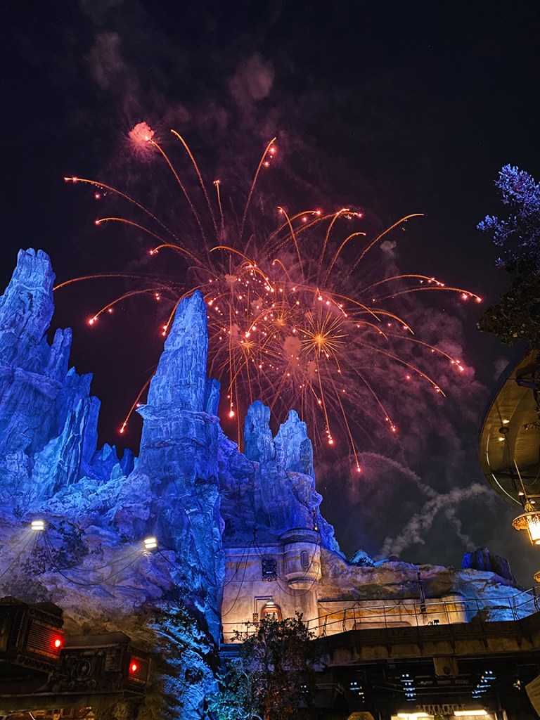 disneyland star wars galaxy's edge fireworks